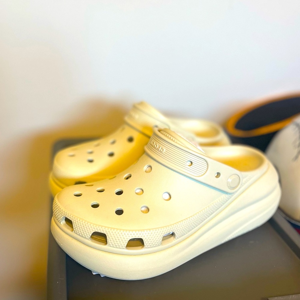 NWT platform crocs clogs